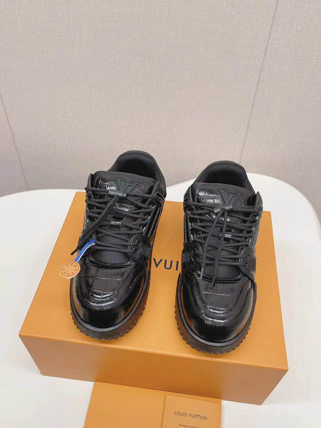 👟👟Ex-factory price 800👟👟 LV casual sneakers, new colors for early spring 2024, amplify the attention of the classic LV Trainer sneakers, and are an extension of inspiration from the 2023 spring and summer men's fashion show. Rubber L.v logos adorn the tongue, sides and back of the shoe. This pair of cute fat version of Trainer has attracted much attention. The three-dimensional and full shoe body is full of childlike fun while being trendy and cool! Size: 38-45